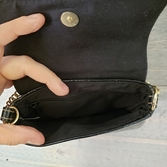 Small Crossbody Purse Texture Metal Hardware - Picture 4 of 6